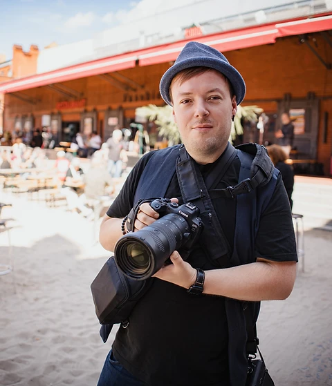 Porträt von Marten Ronneburg, Eventfotograf, mit Kamera