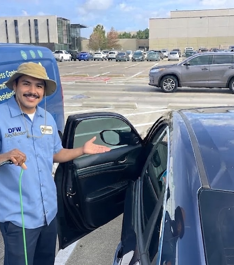 911 Locksmith and Security locksmith performing a vehicle lockout on-site