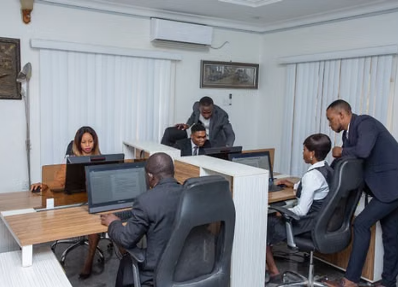 Professionnels en plein travail dans un bureau moderne