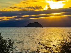 琵琶湖の夕陽。黄金色に輝く水面の先に島のシルエット。