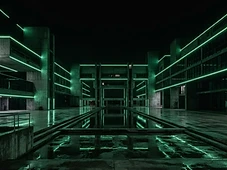 Arquitetura brutalista sob luz noturna com reflexo verde