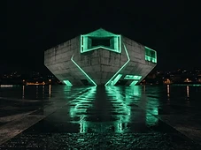 Casa da Música no Porto à noite com iluminação verde néon
