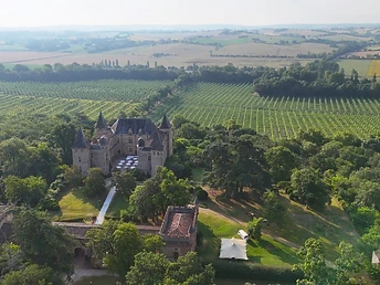 Vue aérienne d'un domaine viticole avec tente stretch dressée près d'un bâtiment