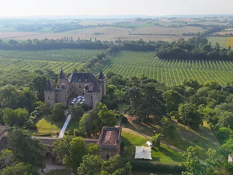 Vue aérienne d'un domaine viticole avec tente stretch dressée près d'un bâtiment