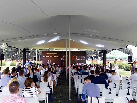 Tente stretch aménagée pour un séminaire d'entreprise en plein air