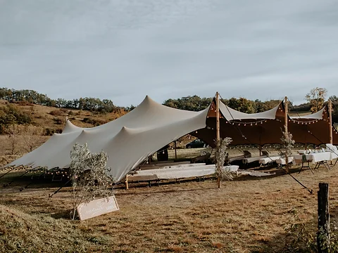 Tente stretch illuminée la nuit par des guirlandes guinguette