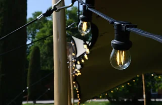 Guirlandes lumineuses chaudes sous une tente stretch la nuit
