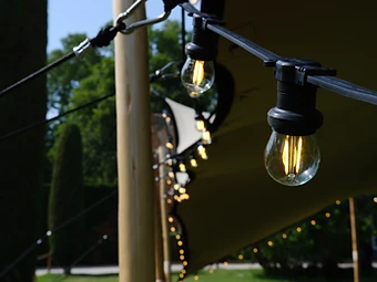 Guirlandes lumineuses chaudes sous une tente stretch la nuit