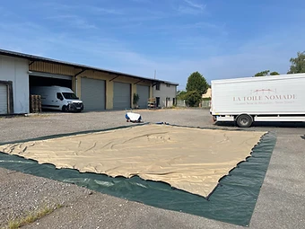 Camion et toile stretch déployée dans la cour de l'agence La Toile Nomade