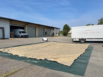 Camion et toile stretch déployée dans la cour de l'agence La Toile Nomade