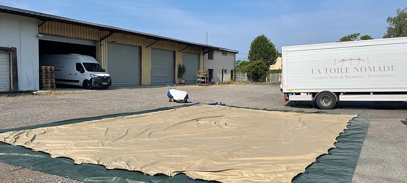 Camion et toile stretch déployée dans la cour de l'agence La Toile Nomade