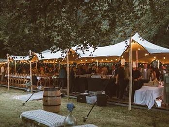 Dîner de gala en lisière de bois sous une tente stretch