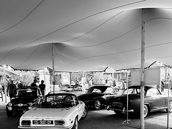 Exposition d'automobiles anciennes sous une tente stretch