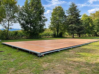 Plancher de danse en bois posé sur ossature métallique dans un pré