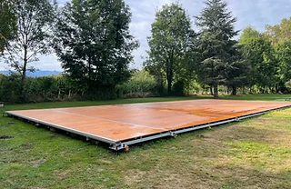 Plancher bois verni posé sous une tente stretch