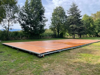 Plancher bois verni posé sous une tente stretch