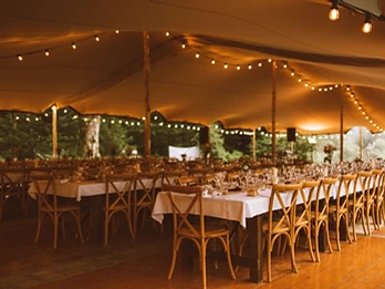 Banquet sous une voûte lumineuse