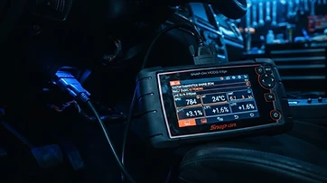 Процес на компютърна диагностика на автомобил в сервиз AUTOLAB с помощта на професионален скенер.