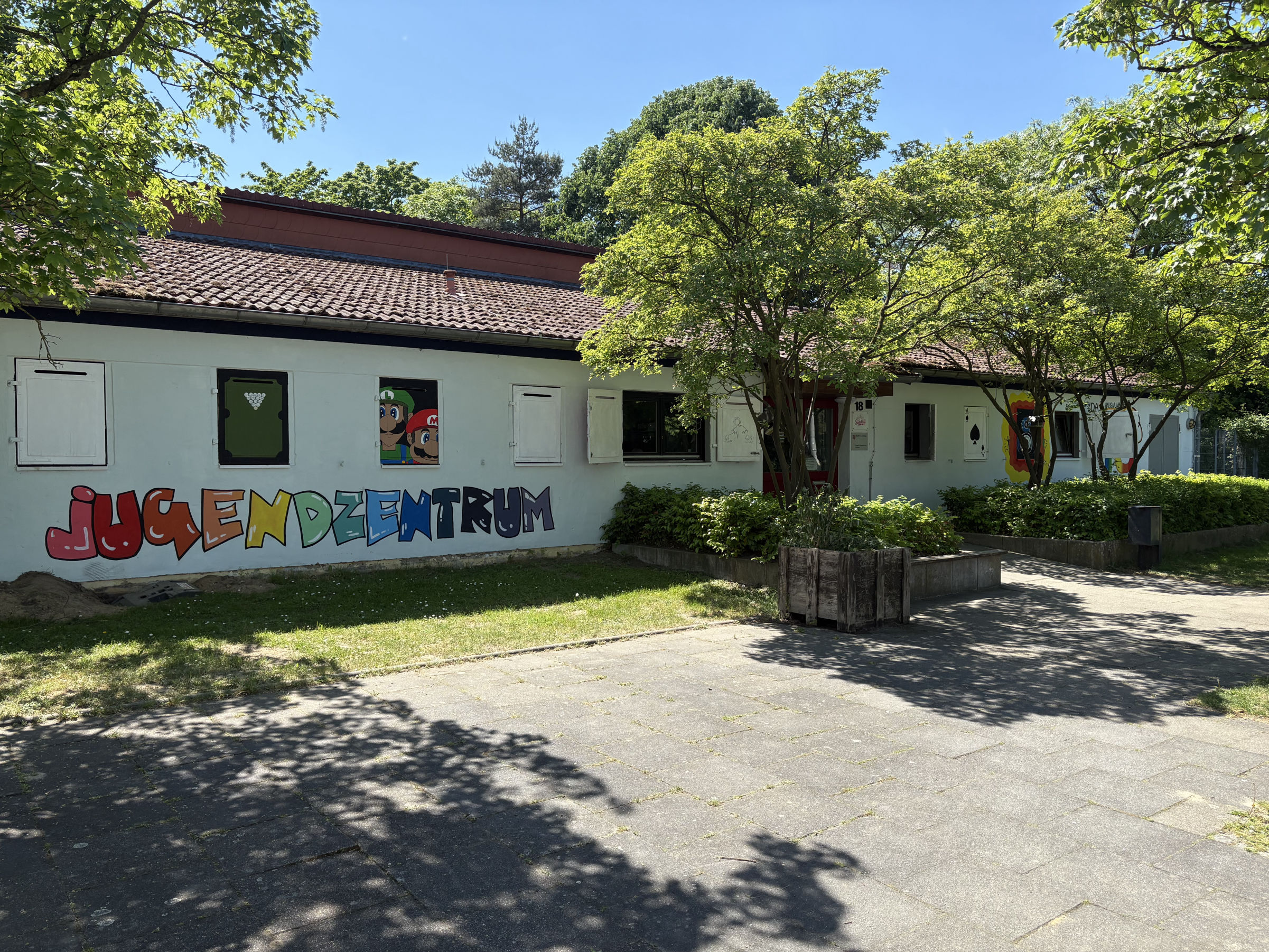 Jugendzentrum Heidberg Gebäude von außen mit Graffiti
