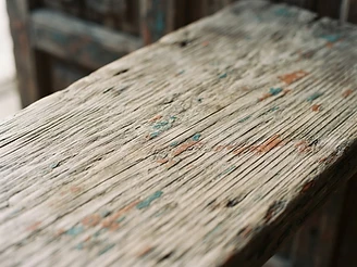 Soft natural texture of weathered pale wood grain.