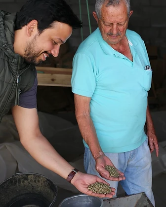 Direkt an der Quelle — Bohnen prüfen mit den Farmern