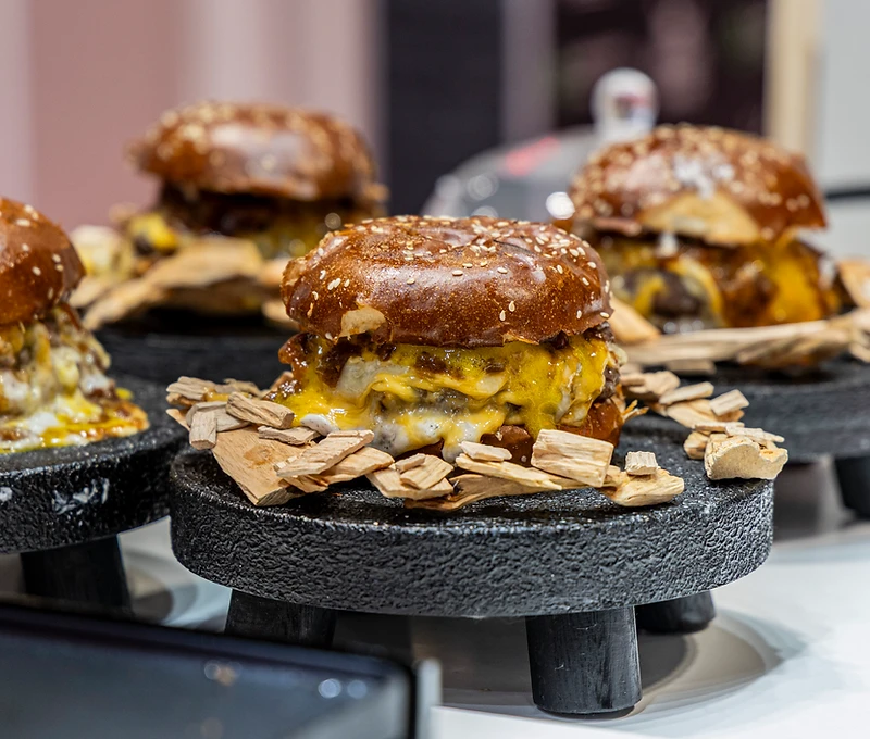 Hamburguesa de autor en luz dramática