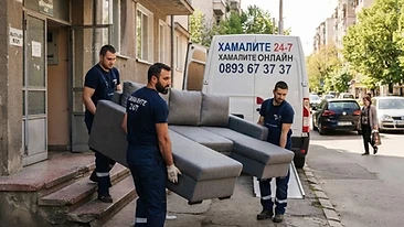 Професионални хамали от Хамалите 24/7 носят мебели в София