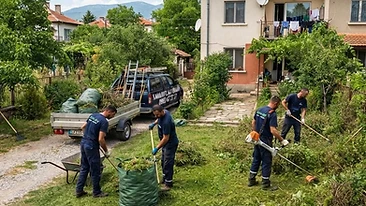 Есенно почистване на двор в София — събиране на листа и клони