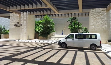 Unidad lista en la entrada del hotel