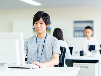 パソコンで作業するイメージ