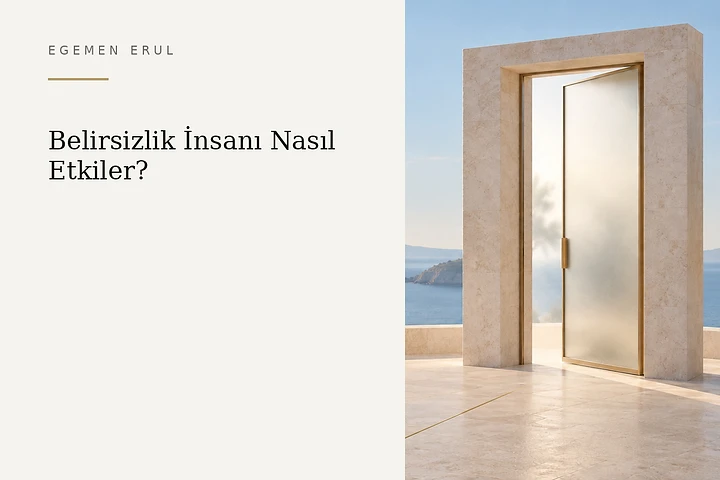 Açık renkli Akdeniz taş terasında sağda duran, buzlu camı hafifçe aralanmış zarif kapı ve eşiğe ulaşmadan sona eren ince şampanya renkli çizgi; belirsizlik içinde yön ve netlik arayışını simgeliyor.