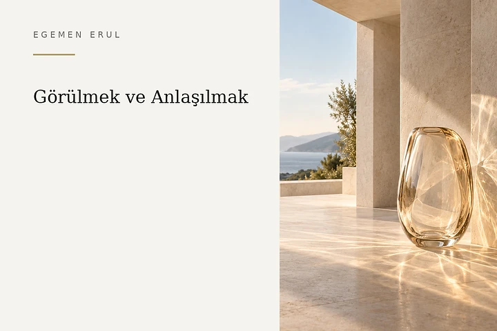 Akdeniz manzaralı açık taş terasta duran şeffaf şampanya tonlu cam obje, aldığı ışığı duvara anlaşılır bir desen olarak yansıtıyor; görülmeyi, doğru algılanmayı ve anlaşılmayı simgeliyor.