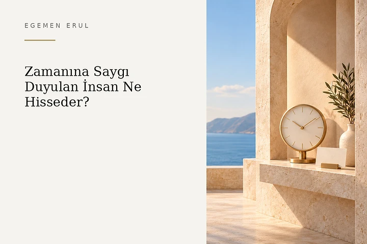 Açık renkli Akdeniz taş terasında sağdaki korunaklı mimari niş içinde duran şampanya tonlu zarif saat ve boş kişisel kart, müşteriye ayrılmış ve özenle korunan zamanı simgeliyor.