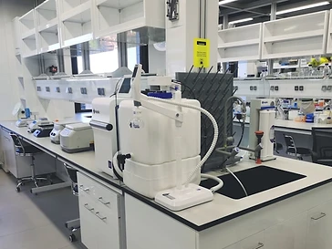 Analytical laboratory workstation with chromatography instrument