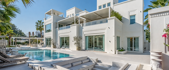 Modern white luxury villa with turquoise pool, sunken lounge and palm trees in Dubai
