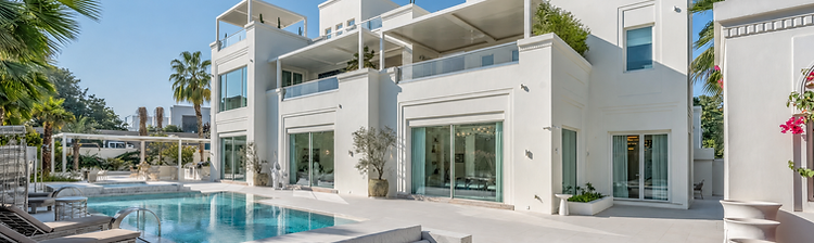 Modern white luxury villa with turquoise pool, sunken lounge and palm trees in Dubai