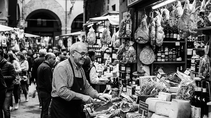 Bologna: a half-day among porticoes, tortellini, and medieval secrets