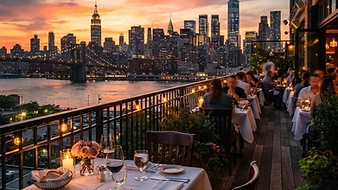 Skyline di New York al tramonto con tavolo di un ristorante