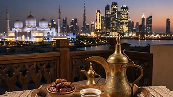 Caffè arabo e datteri con una moschea bianca sullo sfondo