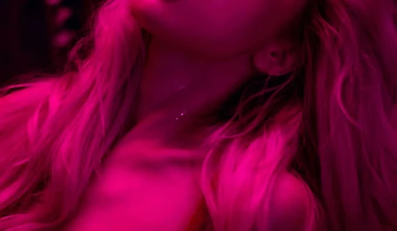 PeepShow Bar Varna performer in magenta light