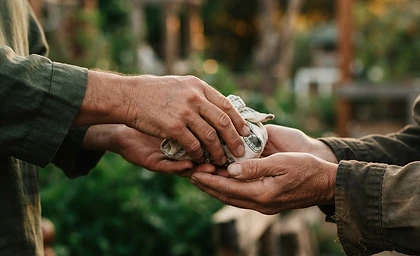 Mãos estendidas em gesto de ajuda comunitária
