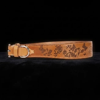 Le collier Sancy en cuir fauve, boucle argentée et anneau en D, présenté à plat