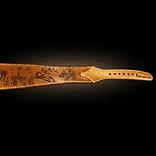 La griffe littleboubou.com embossée dans le cuir, prénom gravé en script cursif