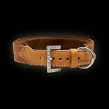 La boucle sertie de strass et l'anneau en D, écrin de lumière