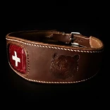 Tête d'ours embossée en cuir brun