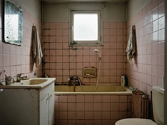 Salle de bain en pierre et verre — avant travaux