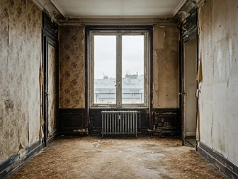 Séjour restauré, moulures d'origine — avant travaux