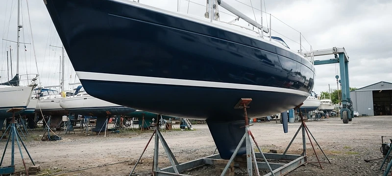 Antifouling Neuanstrich am Unterwasserschiff einer Motoryacht