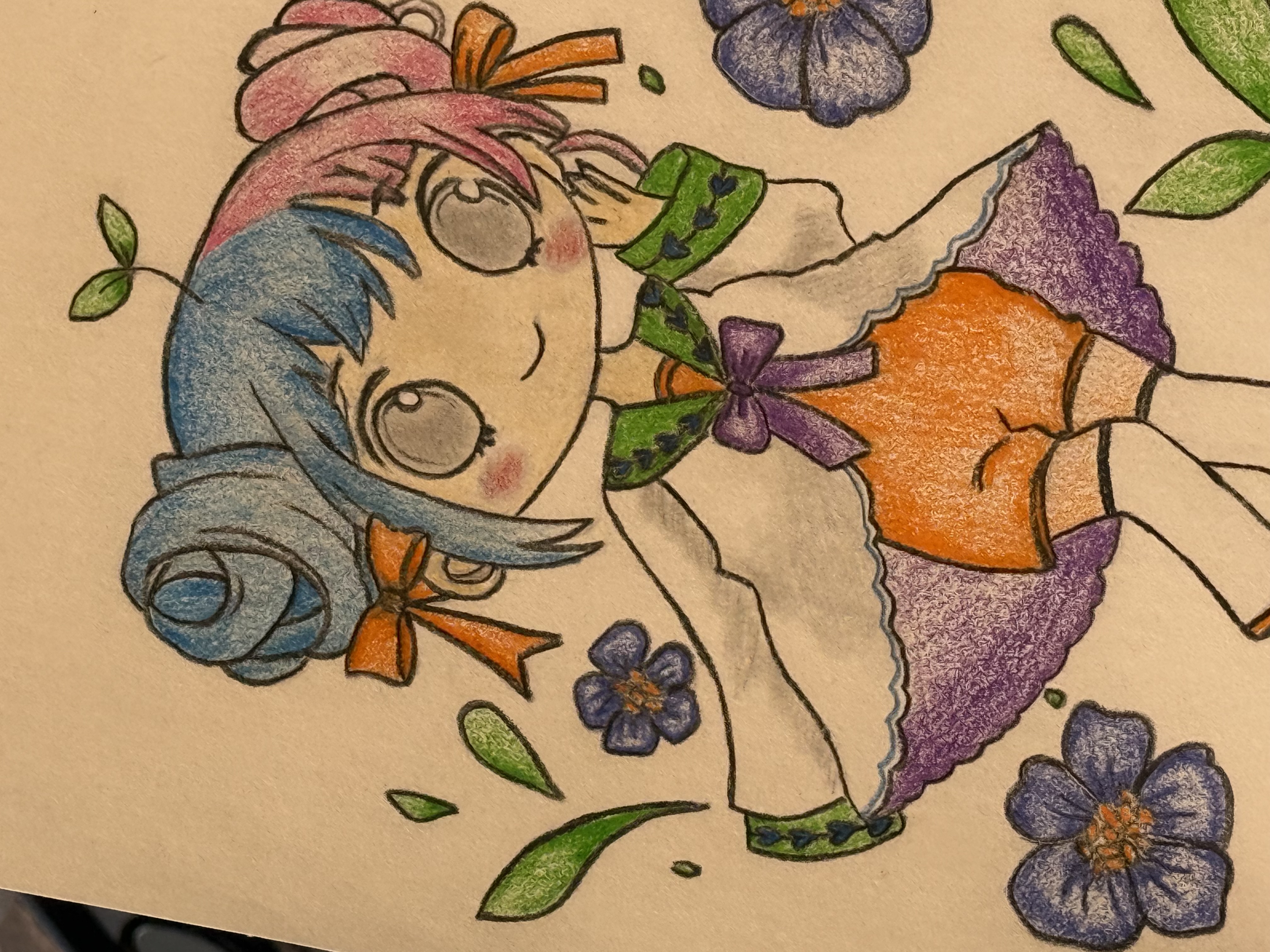 Chibi Zeichnung mit blau-roten Haaren