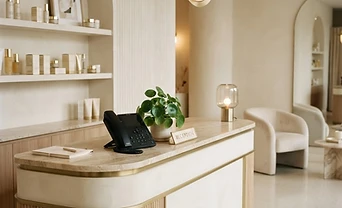 Recepcionista con IA para salones: qué puede hacer, qué no, y cómo suena con tus clientas
